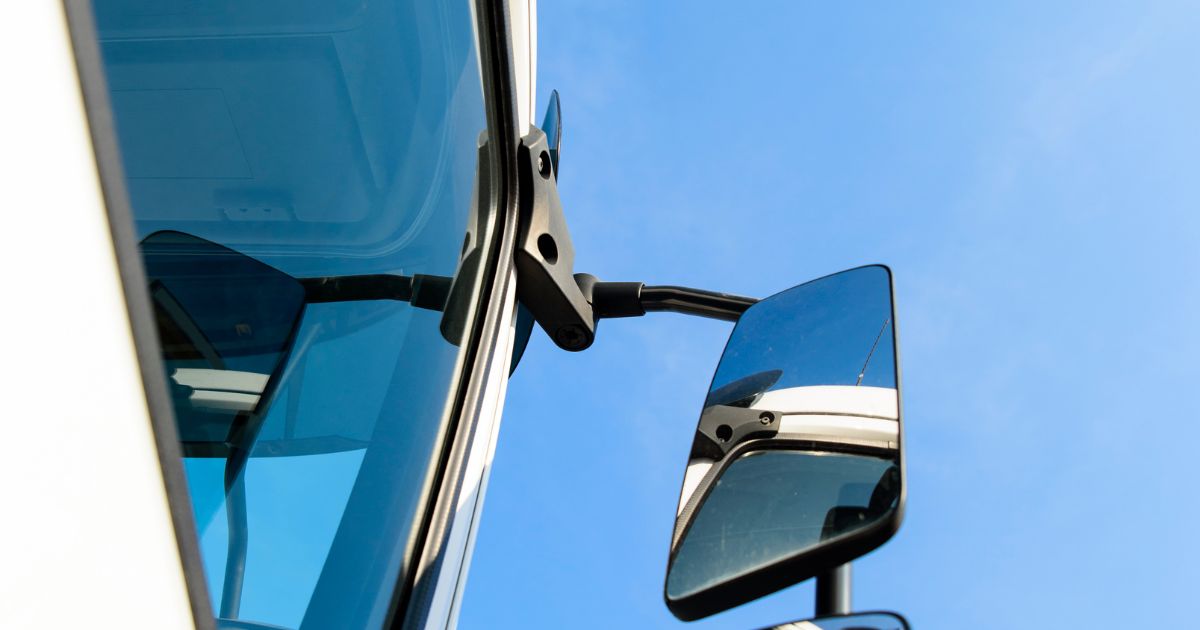 How to Avoid a Truck Accident Caused by Blind Spots?